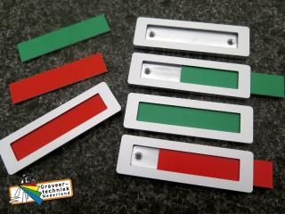 Aluminium houder, vrij-bezet met zij-inschuif, met voorzijde rood en achterzijde groen verwisselbaar kunststof plaatje